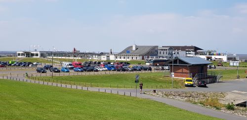 Ferienort - Überblick auf Watt'n Bad, Kurverwaltung, Kinderspielhaus, Strandhalle usw.