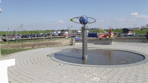 Gezeitenbrunnen für Ebbe und Flut